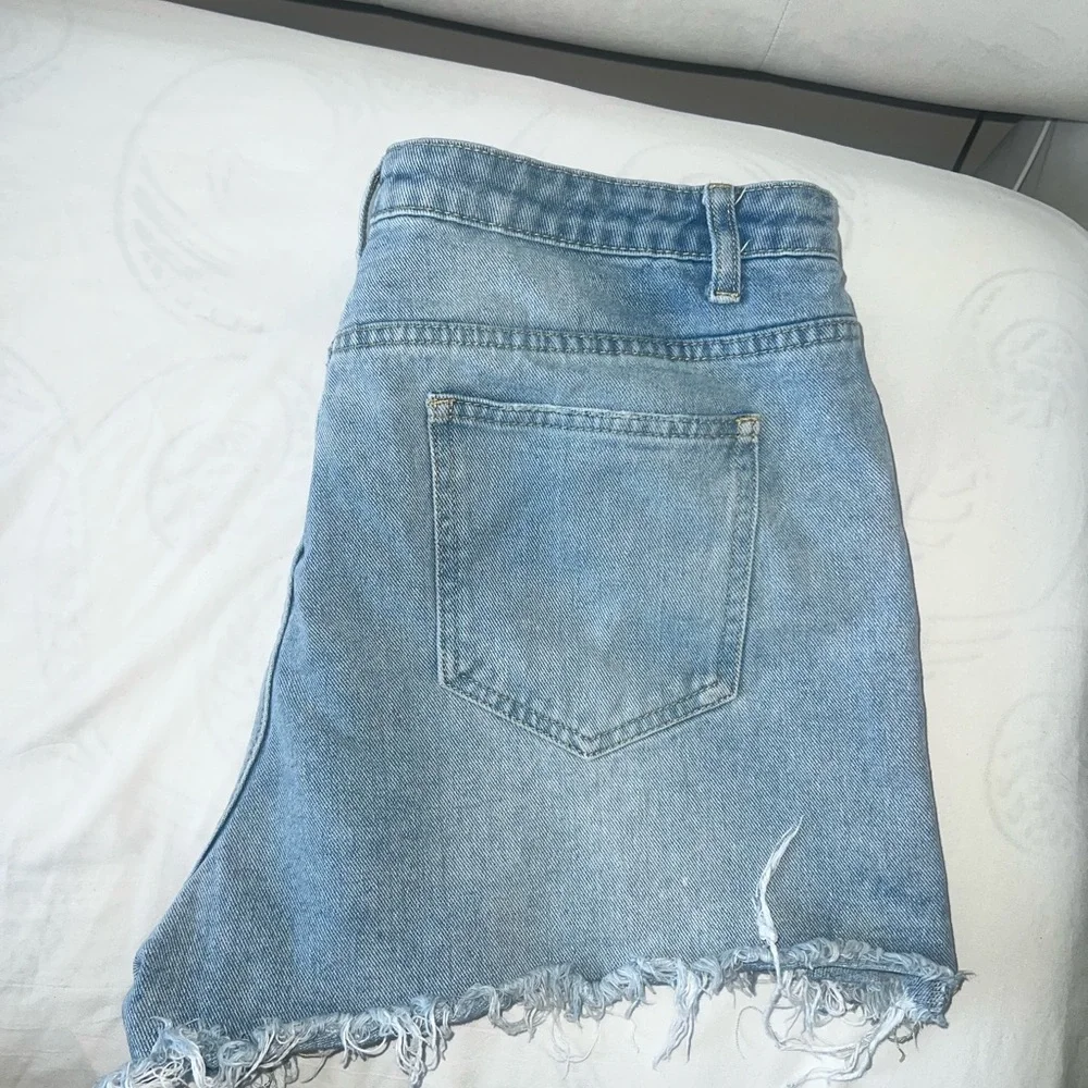PrettyLittleThing Ripped Blue Jean Shorts - Picture 2 of 4